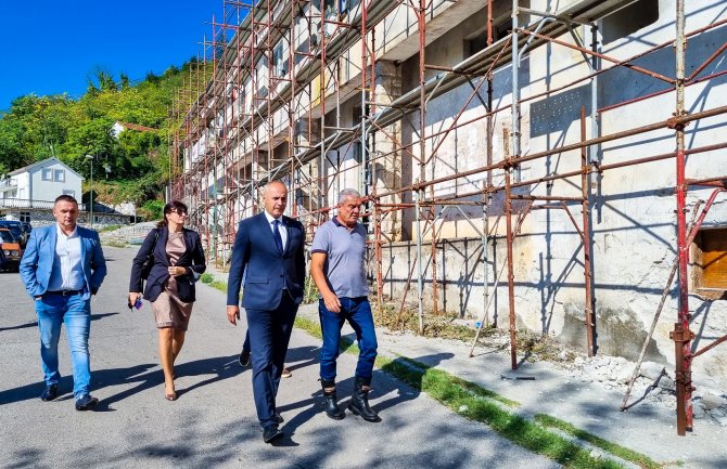 Prijestonica nastavila sanaciju fasada na Rijeci Crnojevića