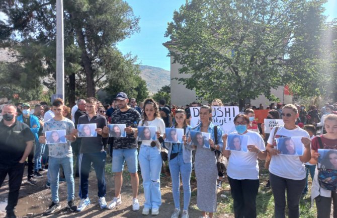 Mirni protest u Tuzima povodom ubistva Šejle: 