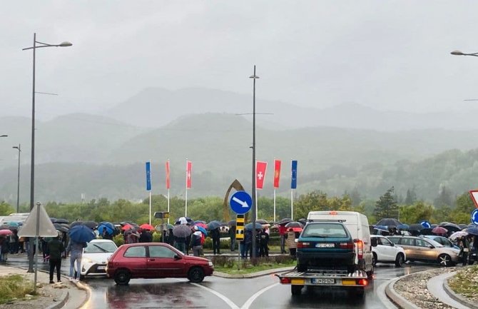 Na Cetinju protest zbog hapšenja Kaluđerovića, blokiran kružni tok