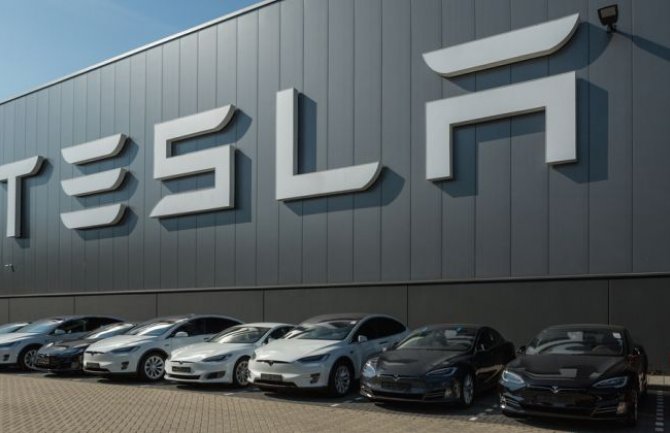 Tesla povlači skoro pola miliona električnih automobila