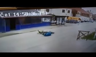 Uznemirujući snimak: Pijani motociklista udario ženu kod Čačka(VIDEO)