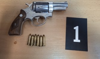 Kod bezbjednosno interesantnog lica pronađen pištolj