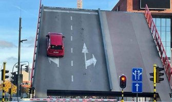 Porodica ostala zarobljena u automobilu, most se počeo dizati (VIDEO)