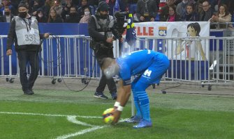 Prekinut derbi Francuske: Fudbaler Marseja pogođen flašom u glavu(FOTO)