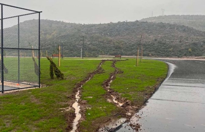 Vandalizam u Podgorici ponovo na djelu: Uništene zelene površine, grafiti na šetalištu(FOTO)