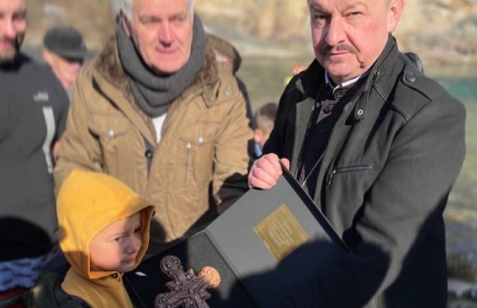 BP: Petogodišnji Ilija prvi doplivao do Časnog krsta (FOTO)