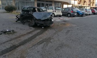 Težak udes na Zabjelu: Povrijeđene tri osobe, auto smrskano