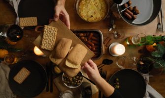 Plate veće a manje hrane na stolu