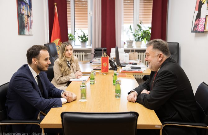 Konatar sa Gandelom: Parlamentarni lideri da omoguće crnogorskoj demokratiji da funkcioniše