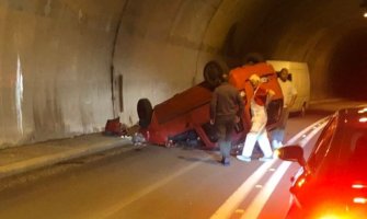 Vozilo završilo na krovu u tunelu