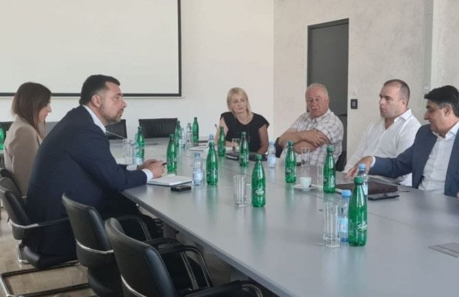 U ovom momentu dovoljno zaliha osnovnih životnih namirnica u trgovinama