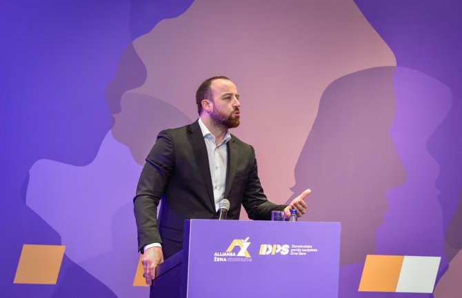 Nikolić: Parlamentarna većina ušla u otvorenu konfrontaciju sa EU