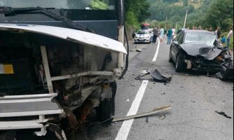 Sudar autobusa i automobila, dvije osobe povrijeđene