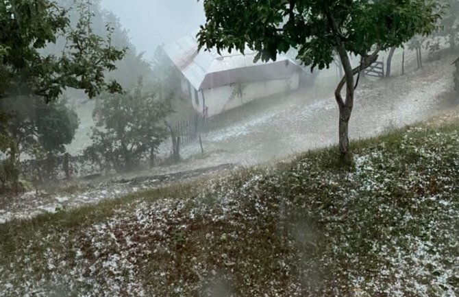 Nevrijeme zahvatilo i Petnjicu: Oluja zaustavila saobraćaj, grad ostao bez struje