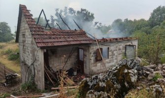 Objekat porodice Popović u selu Crnodoli izborio je u požaru koji je uslijedio nakon udara groma. U pitanju je pomoćni objekat, a požar je Službi zaštite i spasavanja dojavljen oko 18,20 časova.