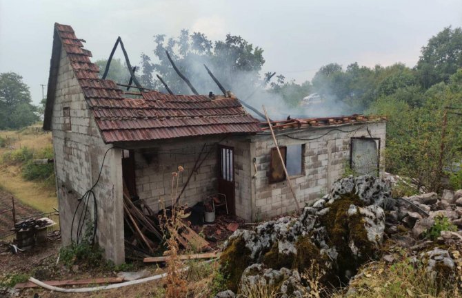 Objekat porodice Popović u selu Crnodoli izborio je u požaru koji je uslijedio nakon udara groma. U pitanju je pomoćni objekat, a požar je Službi zaštite i spasavanja dojavljen oko 18,20 časova.