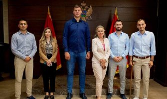 Crno na bijelo: Povećanjem iznosa kredita i stipendija ulažemo u najbolje i njihovo znanje