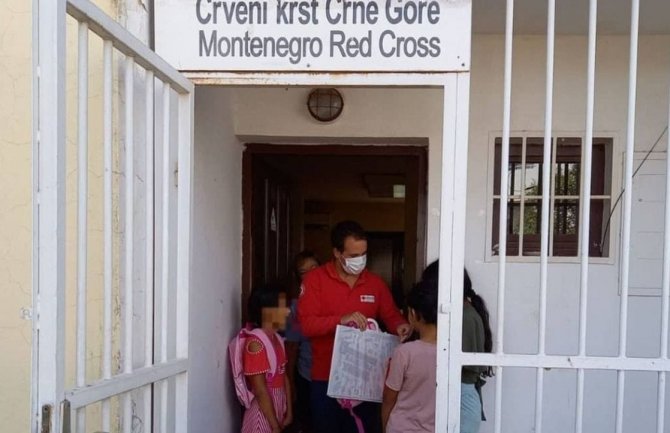 Crveni krst obezbijedio školski pribor za 240 učenika RE populacije