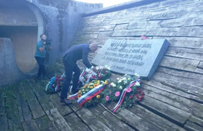 Božović položio vijenac žrtvama logora u Jasenovcu