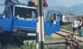 Udes u Zeti: Sudarili se voz i kamion, jedna osoba u Urgentnom bloku