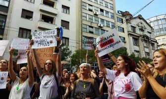 Fasada ruskog konzulata u Njujorku išarana crvenom bojom