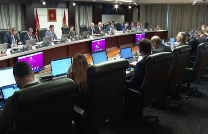 Štednja u Francuskoj: Članovi vlade nose bunde i debele džempere