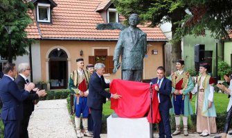 Otkriven spomenik Aleksandru Lesu Ivanoviću na Cetinju