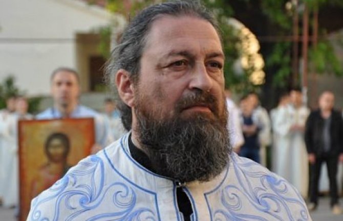 Svešteniku Mitropolije crnogorske-primorske nije dozvoljeno glasanje u mantiji