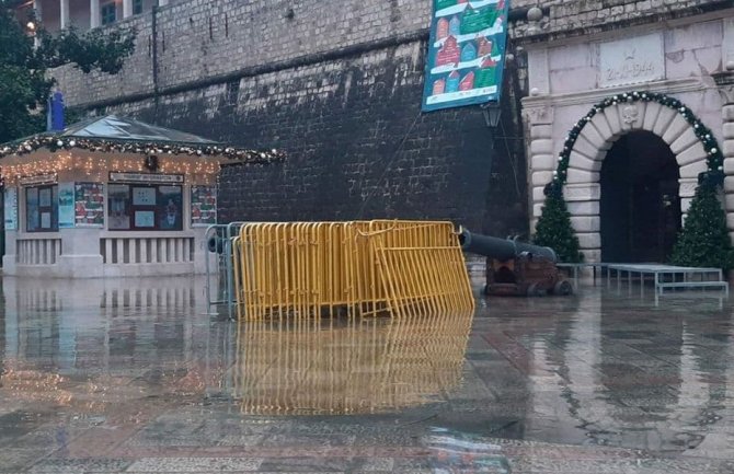 Kotor: Poplavljen ulaz u Stari grad, i saobraćaj usporen