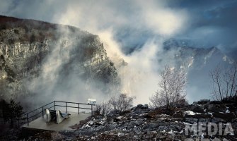 Grlo sokolovo u spletu magle i snijega