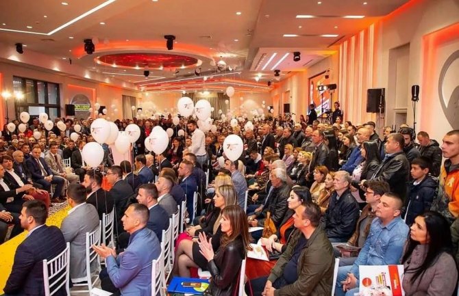 Demokrate: Za nas je Crna Gora dom, a za DPS let o trošku građana, stan po povlašćenim uslovima i koruptivni dil u sumnjivim prodajama državne imovine