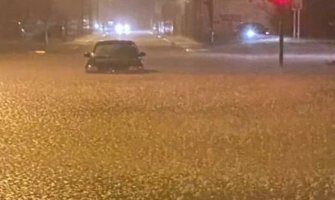 U ulici Vojisavljevića uslijed poplava evakuisano dvoje djece i dvije odrasle osobe