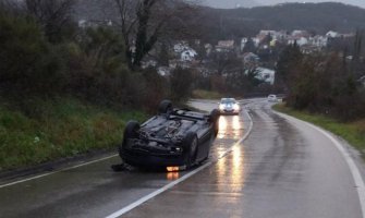 Prevrnuo se automobil u Baru, dvije osobe povrijeđene