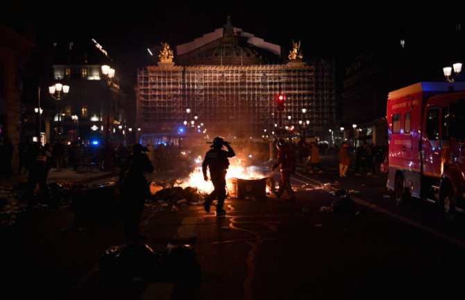 Tenzije u Parizu: Nastavljaju se protesti protiv penzione reforme, desetine uhapšenih širom države