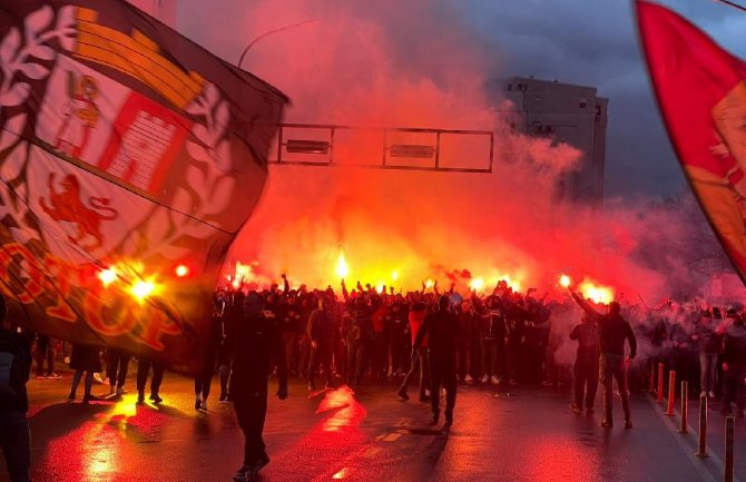 Korteo navijača Crne Gore ka stadionu