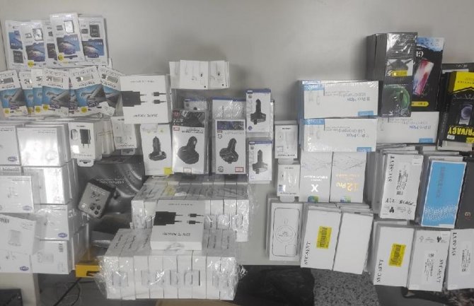 Zaplijenjena oprema i djelovi za telefone vrijedni 6,5 hiljada eura