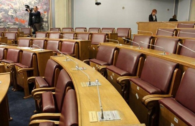 Zarade po prestanku funkcije traže 34 bivša poslanika