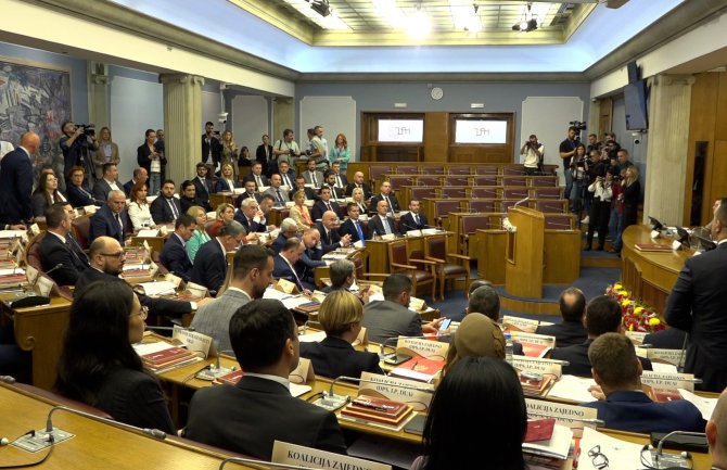 Poslanici glasaju o Mandiću, DPS napustio sjednicu