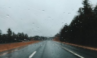 Putevi mokri i klizavi
