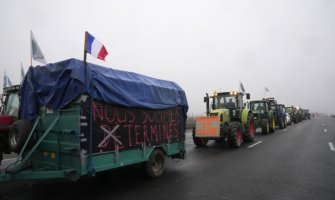 Francuski poljoprivrednici počeli sa uklanjanjem blokada sa puteva oko Pariza 