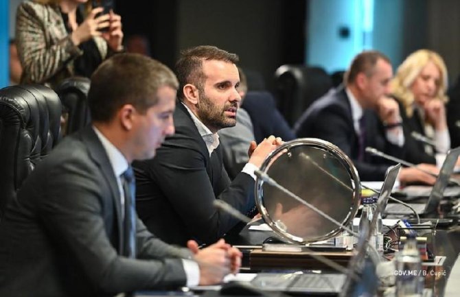 Premijer ne odustaje od Radovića, Demokrate ne prihvataju