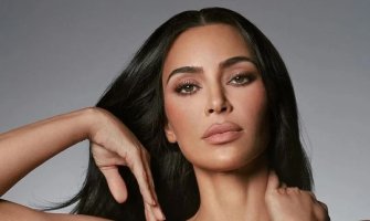 Kopira li Kim Kardashian Kanyeovu novu suprugu? Pozirala samo u bundi i hulahopkama