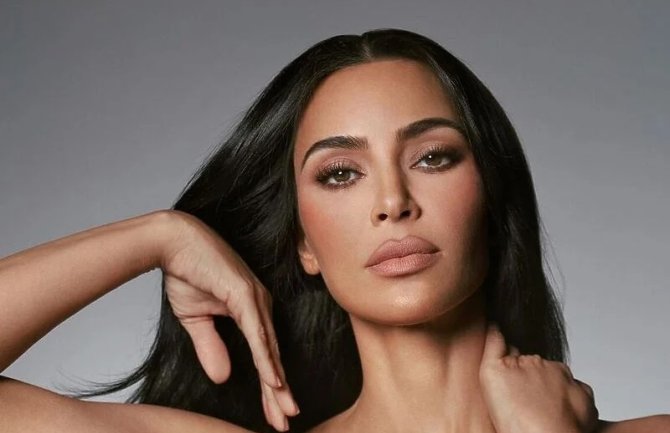 Kopira li Kim Kardashian Kanyeovu novu suprugu? Pozirala samo u bundi i hulahopkama