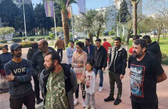 Romske porodice protestuju ispred zgrade Opštine Bar, traže krov nad glavom