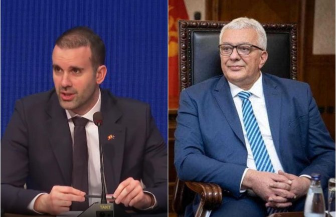 Protokolarni pokloni: Spajiću darivali i vojni nož, Mandiću uokvirenu sliku Moskve