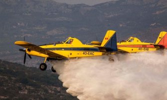 MUP: Protivpožarni avion upućen kako bi spriječio širenje požara prema kućama u Tuzima