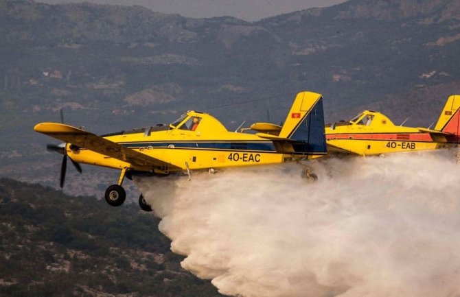 MUP: Protivpožarni avion upućen kako bi spriječio širenje požara prema kućama u Tuzima