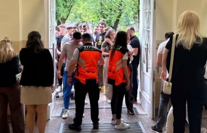 Maturanti na eksterni ispit ipak došli sa telefonima