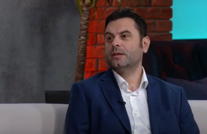 Dodikovu ljubav i još jednu Vulinovu sablju možda objave i rat NATO-u.