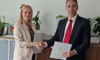 Predstavnici Kontrole letenja Srbije i Crne Gore donirali agregat Domu zdravlja Tivat